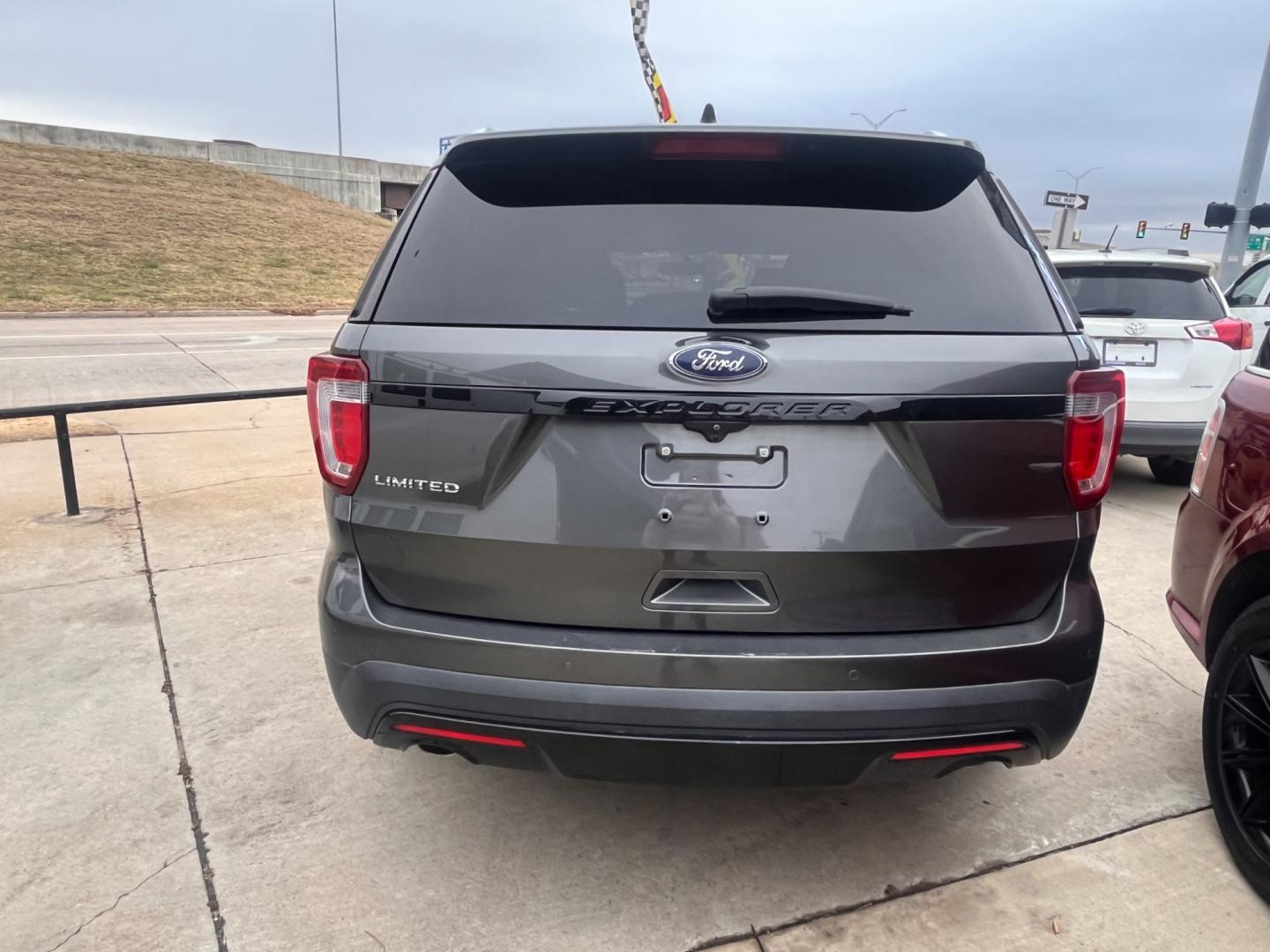 2016 GRAY FORD EXPLORER LIMITED Limited FWD (1FM5K7F84GG) with an 3.5L V6 DOHC 24V engine, 6-Speed Automatic transmission, located at 8101 E. Skelly Dr., Tulsa, OK, 74129, (918) 592-3593, 36.121891, -95.888802 - Photo#3